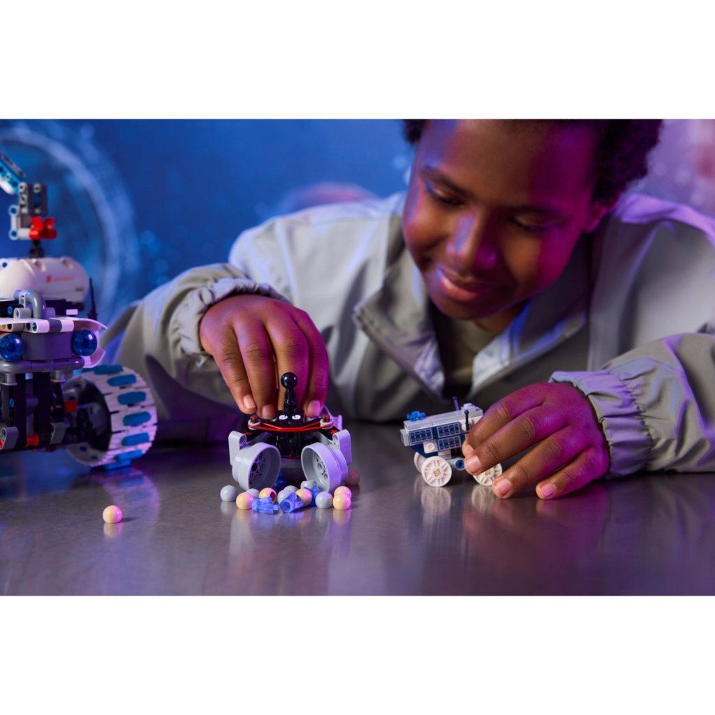 Lego Technic 42211 Lunar Outpost Maanrover Ruimtevoertuig