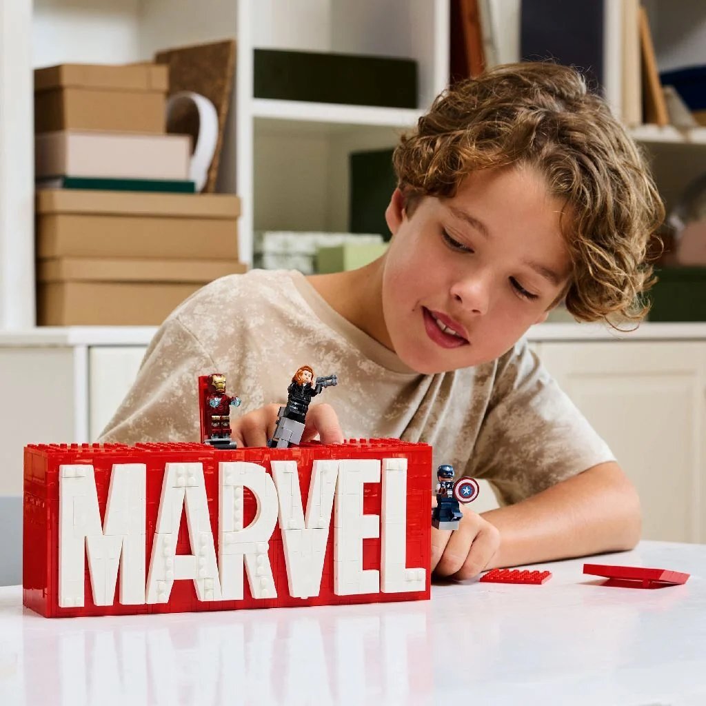 Lego Super Heroes 76313 Marvel Logo En Minifiguren